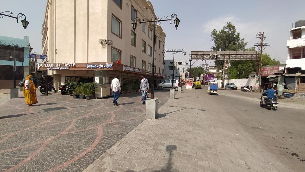 Hotel Radiance Bareilly Exteriör bild