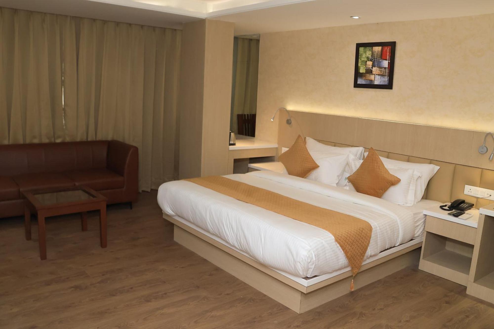 Hotel Radiance Bareilly Exteriör bild