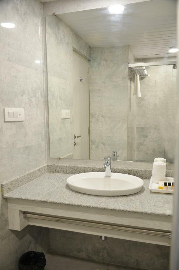 Hotel Radiance Bareilly Exteriör bild