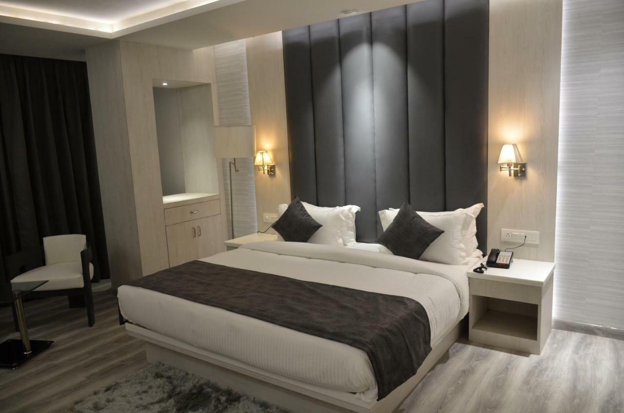 Hotel Radiance Bareilly Exteriör bild