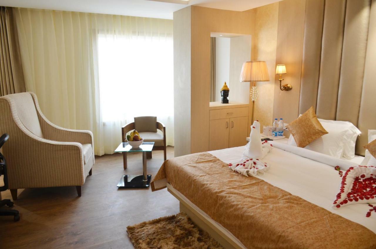 Hotel Radiance Bareilly Exteriör bild