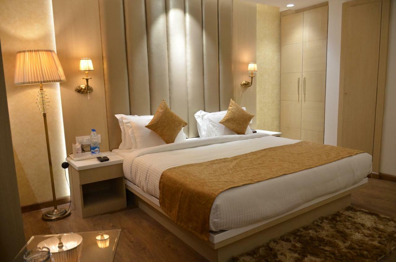 Hotel Radiance Bareilly Exteriör bild