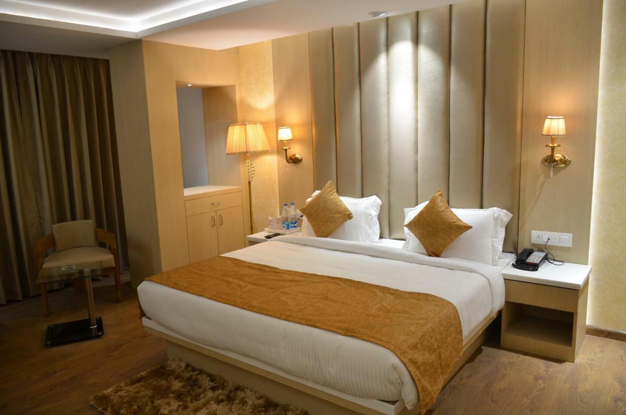 Hotel Radiance Bareilly Exteriör bild