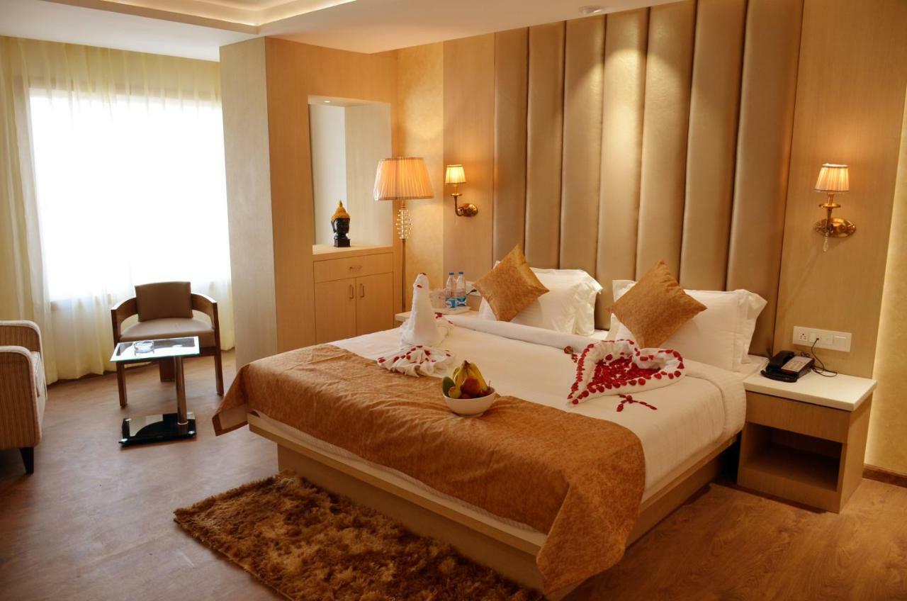 Hotel Radiance Bareilly Exteriör bild