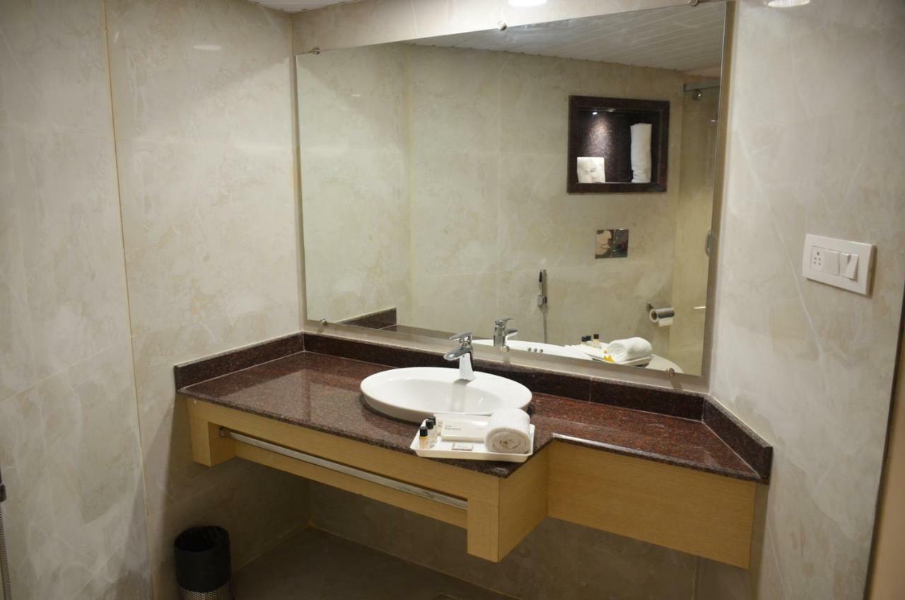 Hotel Radiance Bareilly Exteriör bild