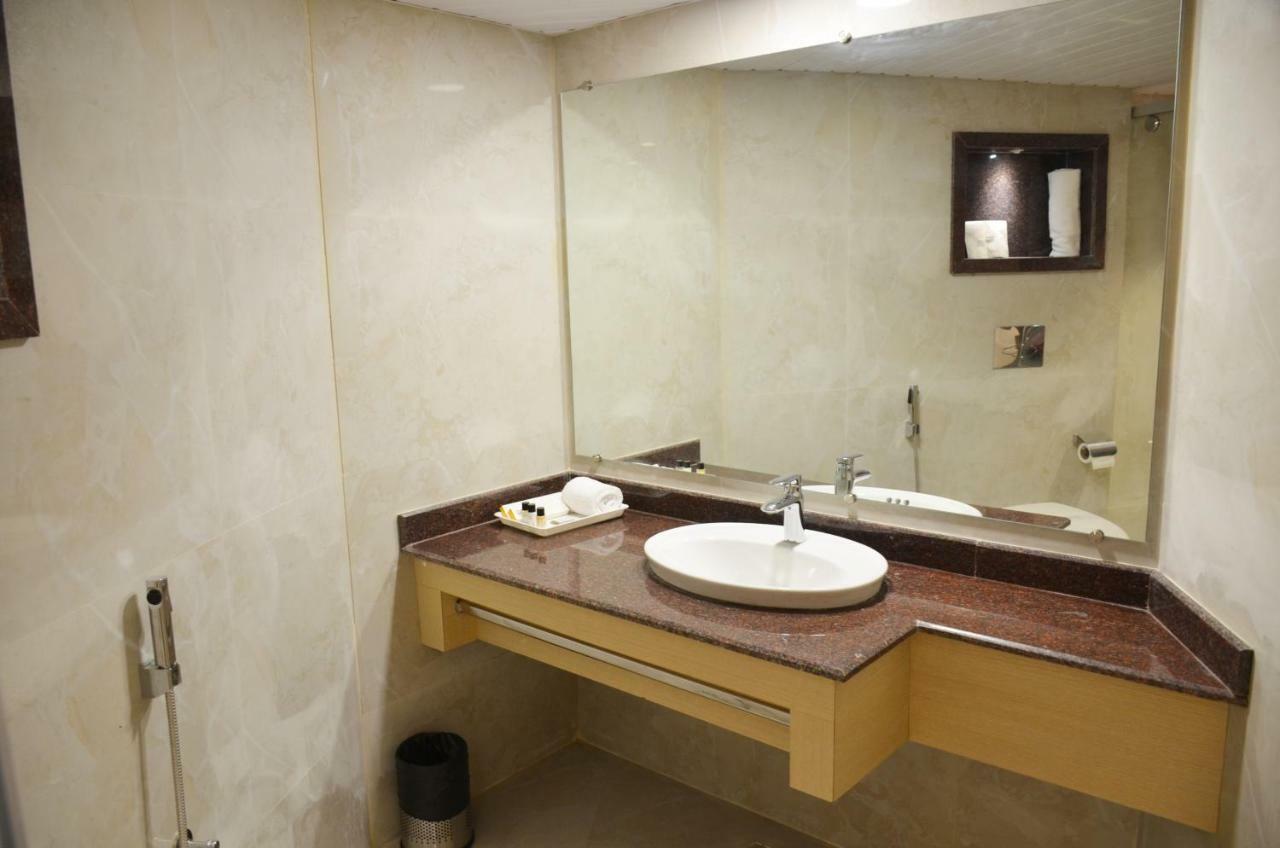 Hotel Radiance Bareilly Exteriör bild
